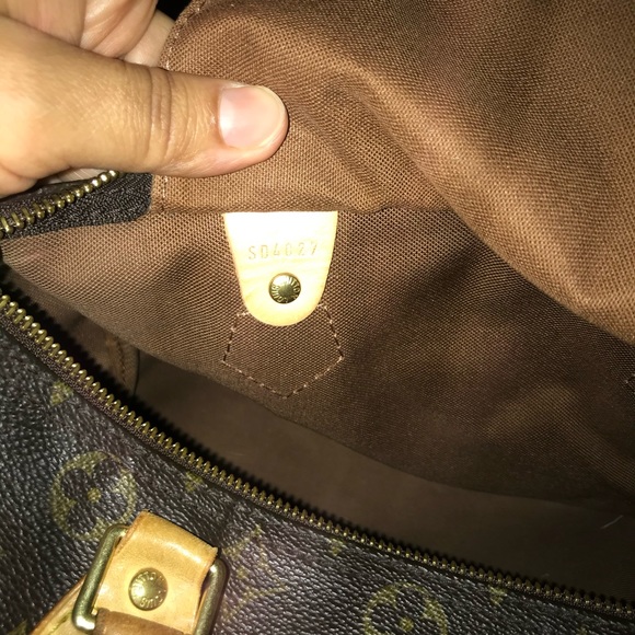 I’m selling spiry 30 LV original has a code inse the bag - Picture 2 of 6